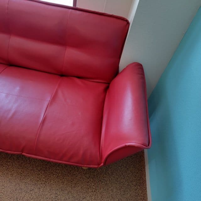 赤い合成皮革ソファ 2人掛け